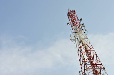 Mavi gökyüzüne karşı telekomünikasyon kulesi