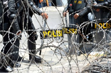 Kalkanlar ve coplar çevik kuvvet polisi nöbet