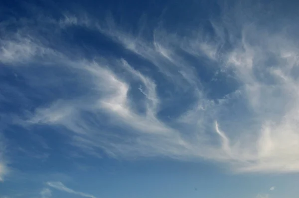 パターン化された白い雲と夕暮れの空 — ストック写真