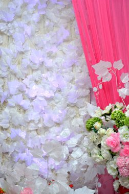 Duvarda beyaz çiçek süslemesi