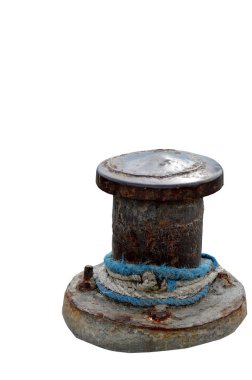 Beyaz arka planda izole gemi halatları ile paslı demirleme bollard