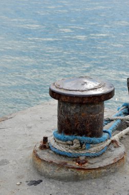 Seaport üzerinde paslı demirleme baba gemi ile ipleri
