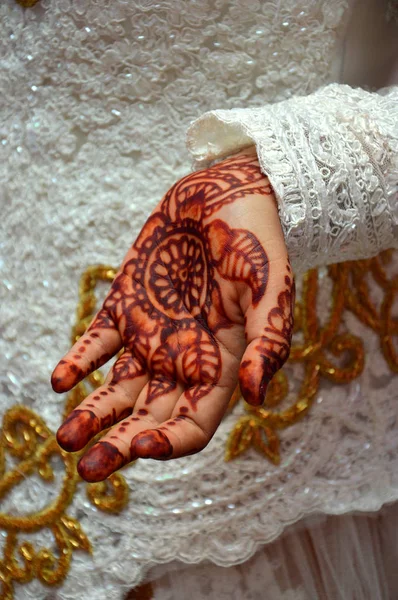 インドネシア結婚式の花嫁の手にヘナします — ストック写真