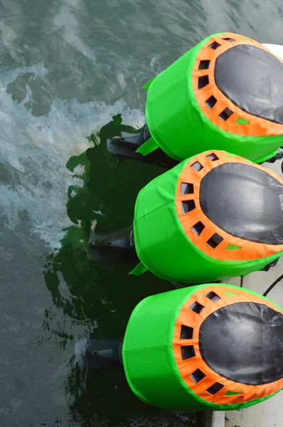 Drei Schnellbootmotoren Auf See — Stockfoto