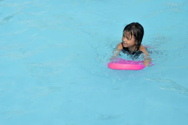 Asiático Niña Jugando Piscina —  Fotos de Stock