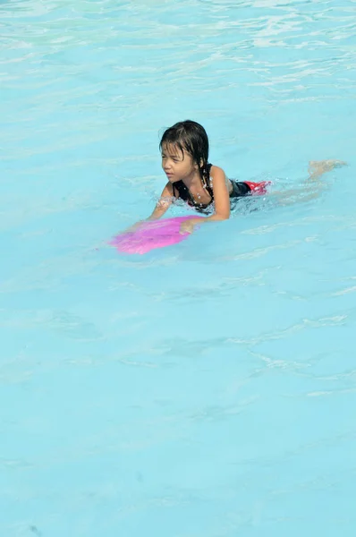 Asyalı Küçük Kız Havuzda Oynarken — Stok fotoğraf