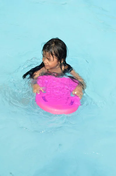 Asiatische Kleine Mädchen Spielen Die Pool — Stockfoto