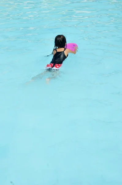 Asiatische Kleine Mädchen Spielen Die Pool — Stockfoto