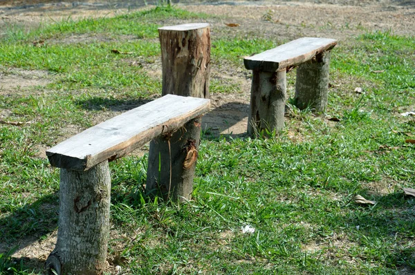 公园里空的木凳 — 图库照片