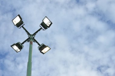 beyaz bulutlar ve mavi gökyüzü arka Park Aydınlatma direkleri