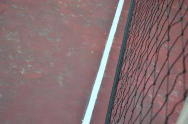 Beyaz çizgileri olan kahverengi voleybol sahaları