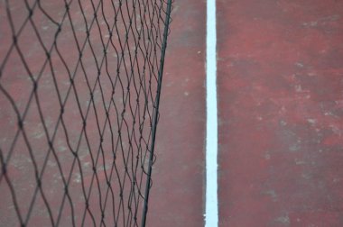 Beyaz çizgileri olan kahverengi voleybol sahaları