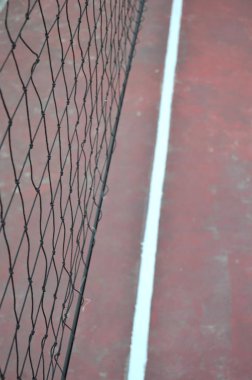 Beyaz çizgileri olan kahverengi voleybol sahaları