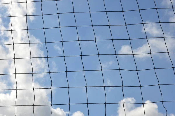 Netto Volleyboll Mot Blå Himmel — Stockfoto