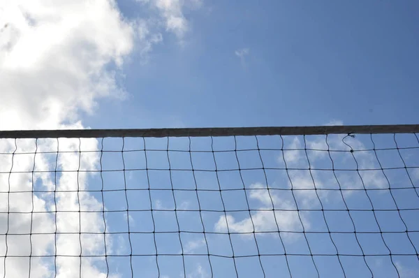 Netto Volleyboll Mot Blå Himmel — Stockfoto