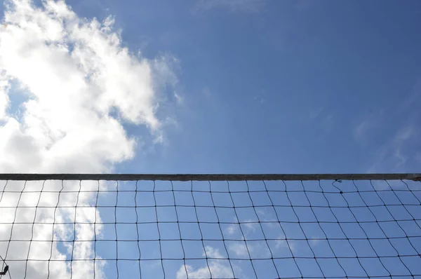 Netto Volleyboll Mot Blå Himmel — Stockfoto