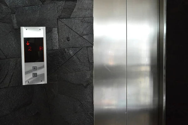 高級ホテルの光沢のあるアルミ製エレベーターのドア — ストック写真