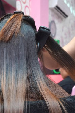 güzellik salonunda saç bakım kelepçe saç