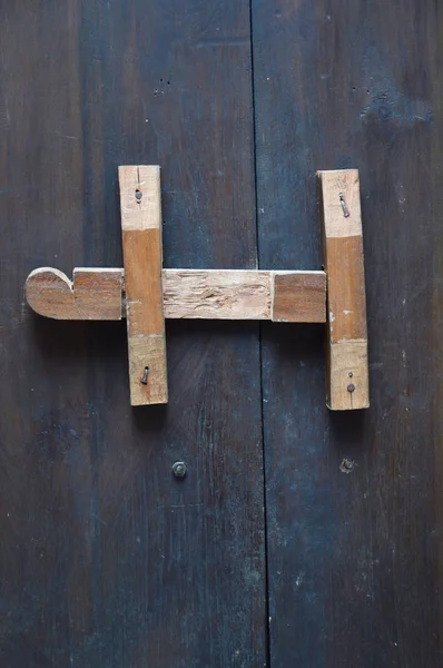 Wooden Lock Bar Wooden Door — Stock Photo, Image