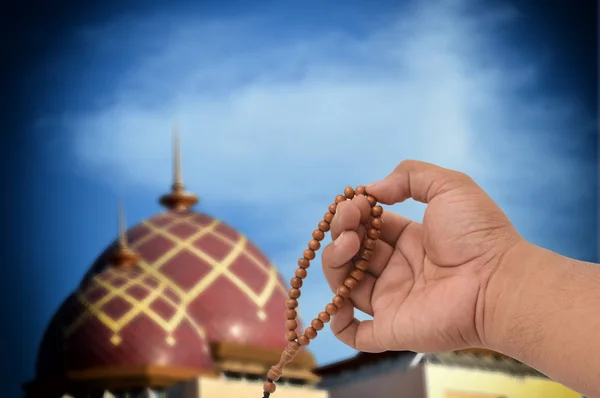 Mãos Masculinas Muçulmanas Segurando Rosário Com Fundo Embaçado Mesquita — Fotografia de Stock