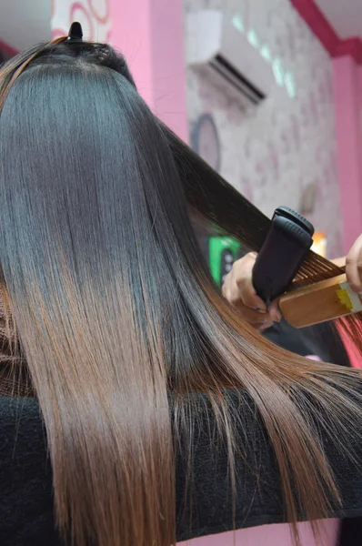 Pince Traitement Des Cheveux Cheveux Dans Salon Beauté — Photo
