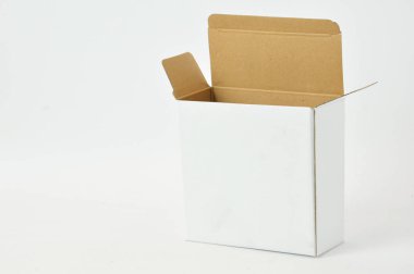 Beyaz arka plan üzerinde beyaz karton