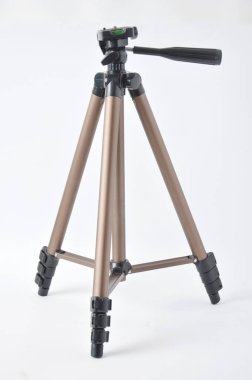 beyaz zemin üzerinde kamera tripod
