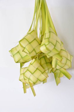 yeni bir sayfa ketupat beyaz arka plan üzerinde dokuma.