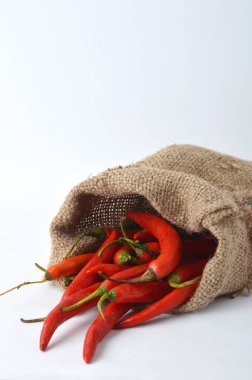 büyük biber bir çuvala beyaz zemin üzerine kırmızı