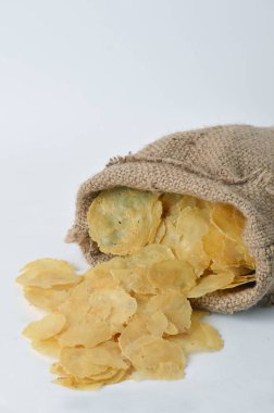 beyaz zemin üzerine çuval bezi torbalarda melinjo