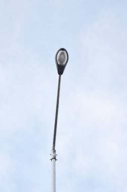 Mavi gökyüzü karşı sokak ışıkları