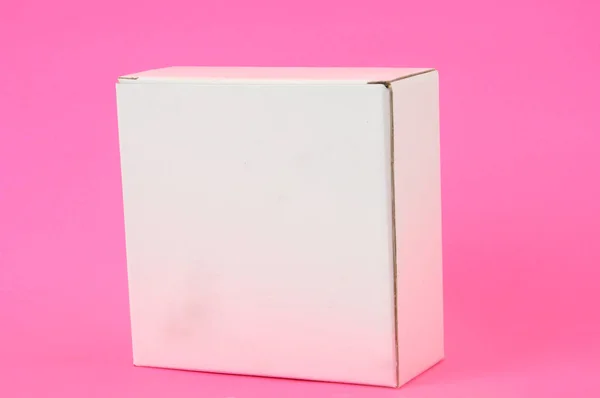 粉红色背景白色纸盒 — 图库照片