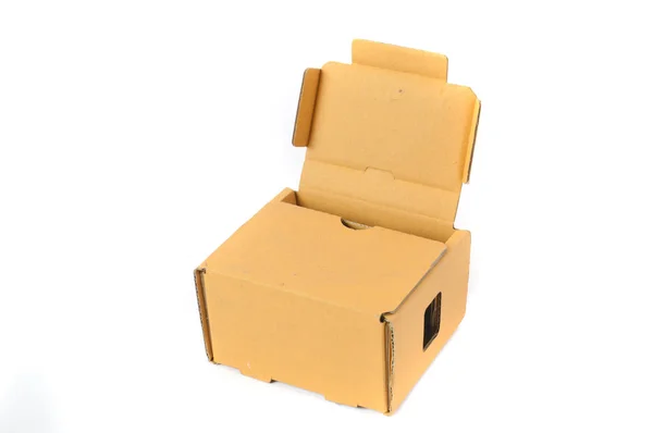 白い背景の上の茶色の箱 — ストック写真