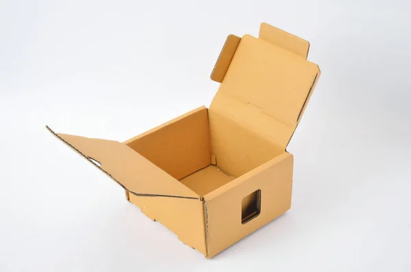 白い背景の上の茶色の箱 — ストック写真