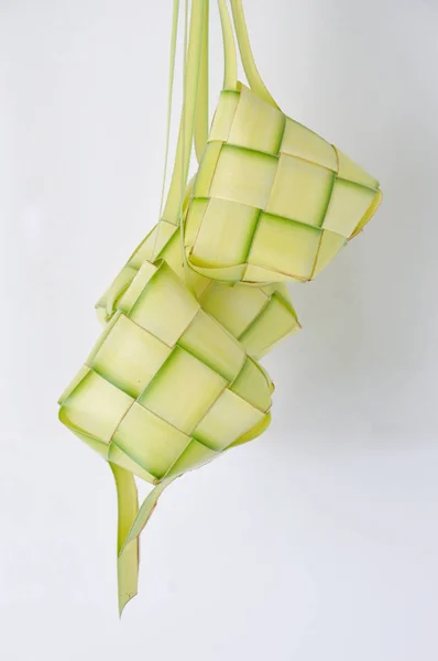 Νέα Φύλλα Υφασμένα Ketupat Λευκό Φόντο — Φωτογραφία Αρχείου
