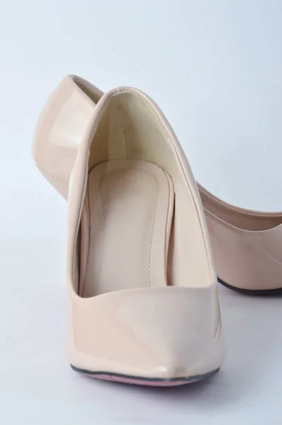 米色高鞋跟鞋白色背景 — 图库照片