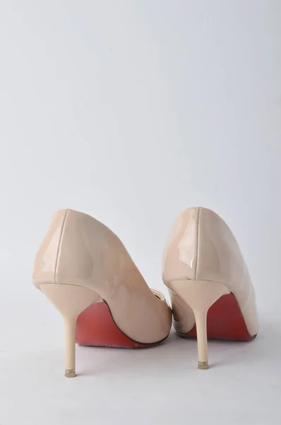 Chaussures Talons Hauts Beige Sur Fond Blanc — Photo