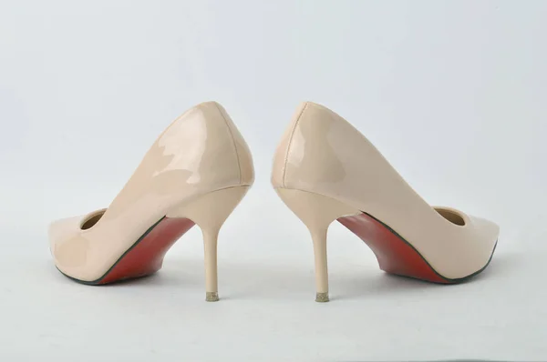 Chaussures Talons Hauts Beige Sur Fond Blanc — Photo