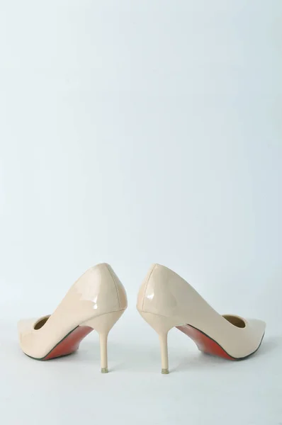 Scarpe Beige Tacco Alto Sfondo Bianco — Foto Stock