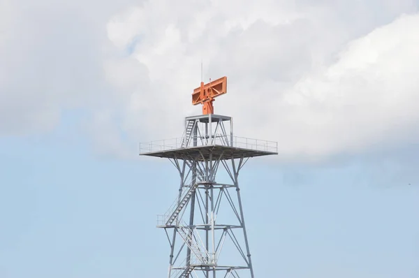 Radarul Roșu Împotriva Cerului Albastru — Fotografie, imagine de stoc