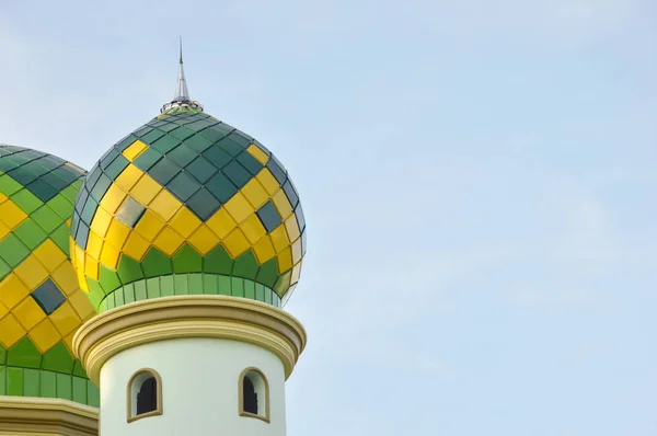 Kopuła Meczetu Przeciwko Błękitnemu Niebu — Zdjęcie stockowe
