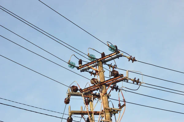 Pólos Eletricidade Contra Céu Azul — Fotografia de Stock
