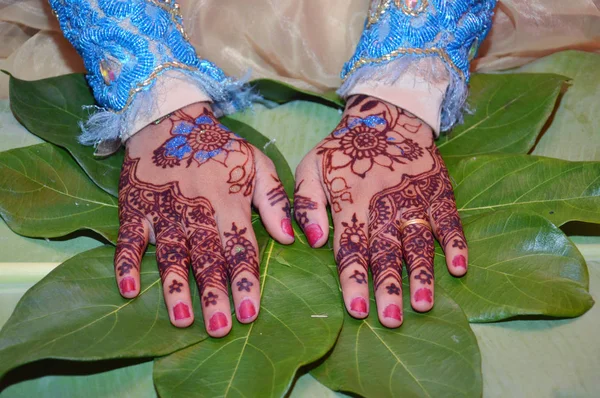 Henna Auf Den Händen Der Indonesischen Hochzeitsbraut — Stockfoto