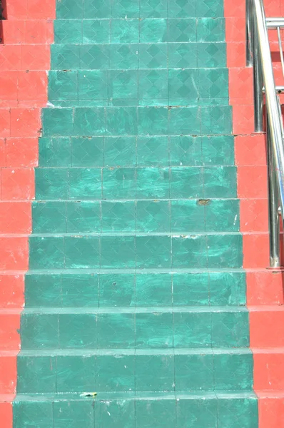 Laranja Escadas Concreto Verde — Fotografia de Stock