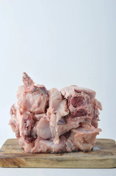 Замороженное Сырое Куриное Мясо Борту Рубленое Белом Фоне — стоковое фото