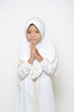 Beyaz hijab ile giyinmiş Moslem Asya küçük kız