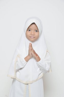 Beyaz hijab ile giyinmiş Moslem Asya küçük kız