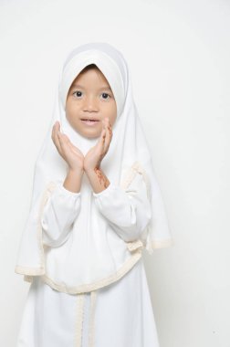 Beyaz hijab ile giyinmiş Moslem Asya küçük kız