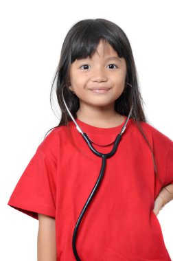 Asya küçük kız bir stetoskop ile kırmızı giyinmiş
