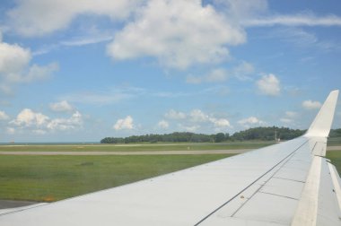 Güzel bulut manzarası ve pencereden uçağın kanadı